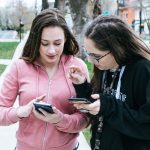 Mikiny sú skôr spájané so street outfitmi, ktoré nosia mladšie ročníky, no sú tak komfortné, že by sme ich najradšej nosili stále.