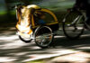 Je možné sa bicyklovať s bábätkom? Detský cyklovozík vám to umožní