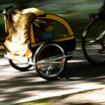 Je možné sa bicyklovať s bábätkom? Detský cyklovozík vám to umožní