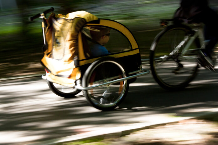 Je možné sa bicyklovať s bábätkom? Detský cyklovozík vám to umožní